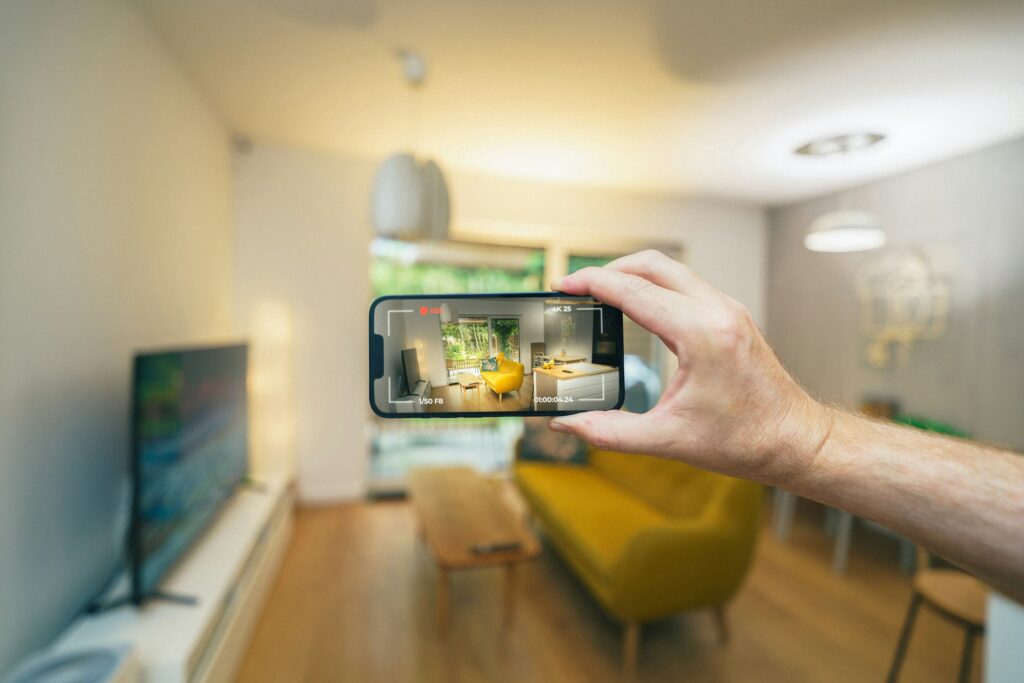 Bir yaşam alanını telefonla fotoğraflayan kişi